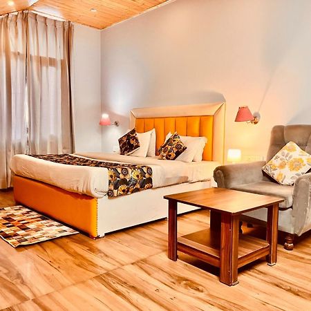 Hadimba Hill View By Hadimba Palace, Manali - Premium Room ! Family Hotel ! Parking ! Near Hadimba Temple ภายนอก รูปภาพ