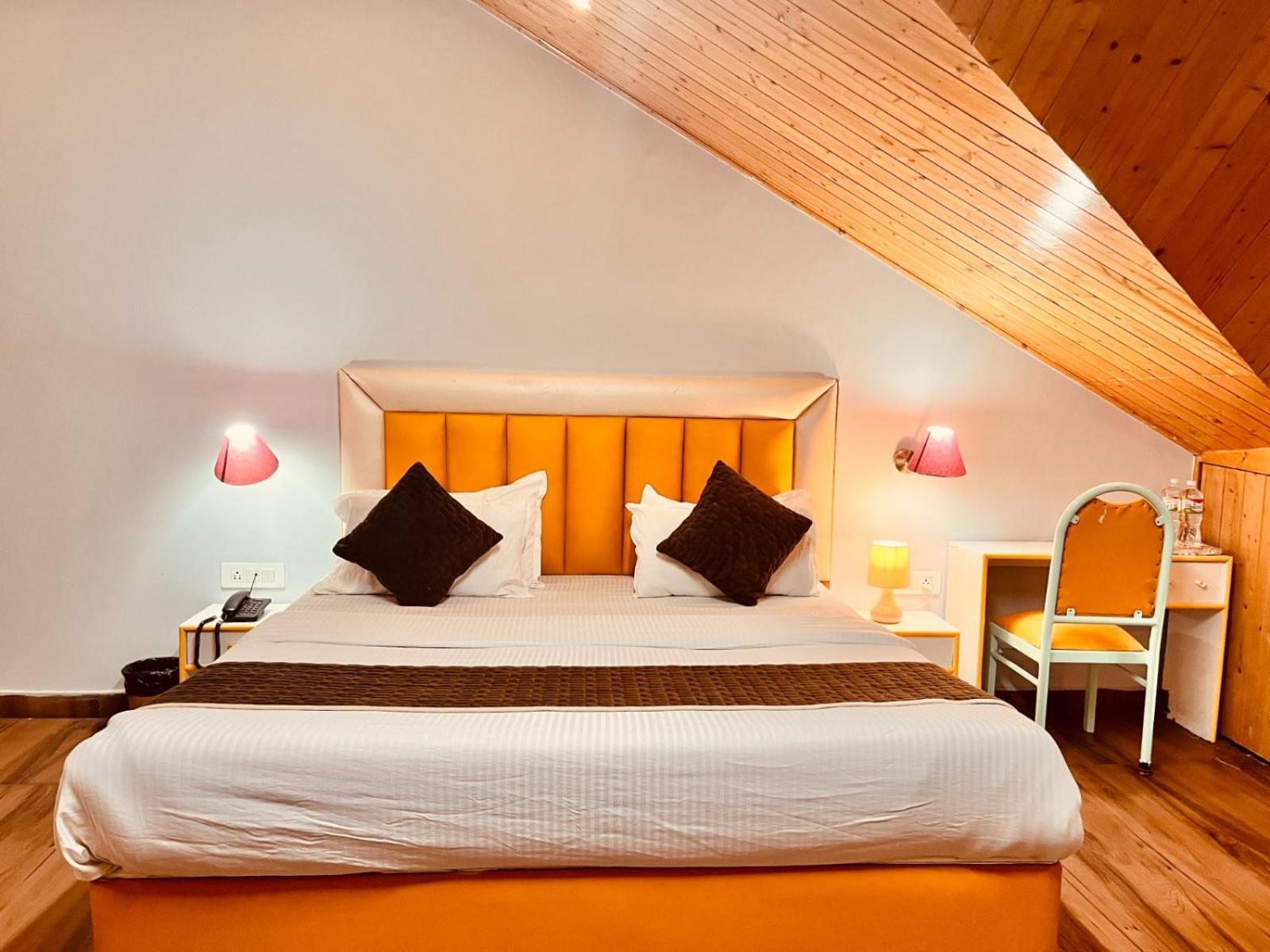 Hadimba Hill View By Hadimba Palace, Manali - Premium Room ! Family Hotel ! Parking ! Near Hadimba Temple ภายนอก รูปภาพ