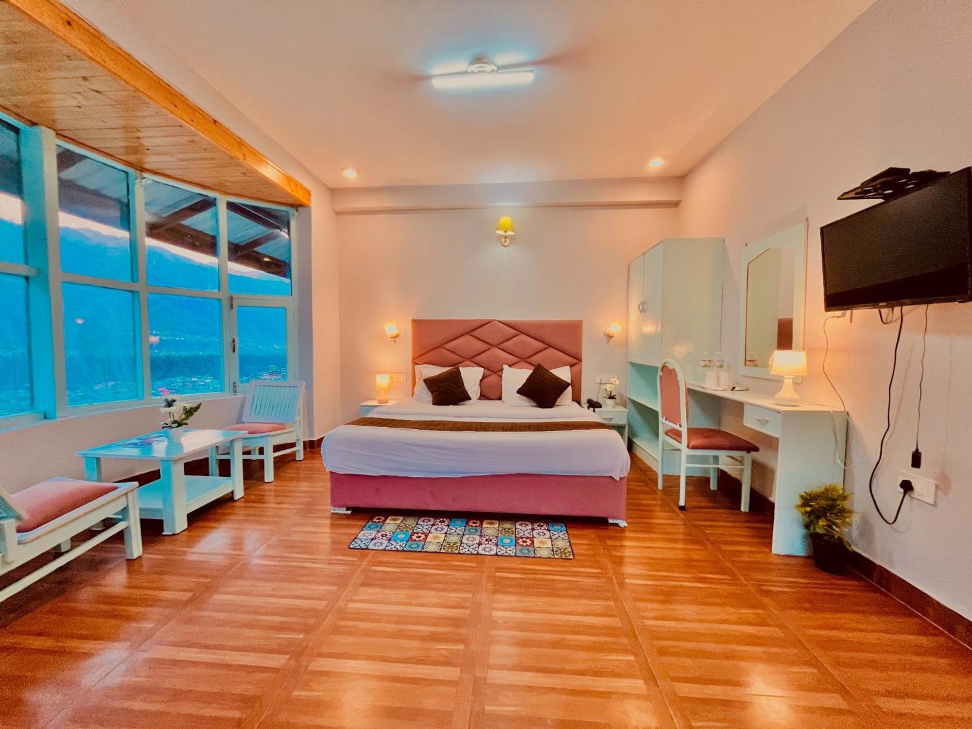 Hadimba Hill View By Hadimba Palace, Manali - Premium Room ! Family Hotel ! Parking ! Near Hadimba Temple ภายนอก รูปภาพ