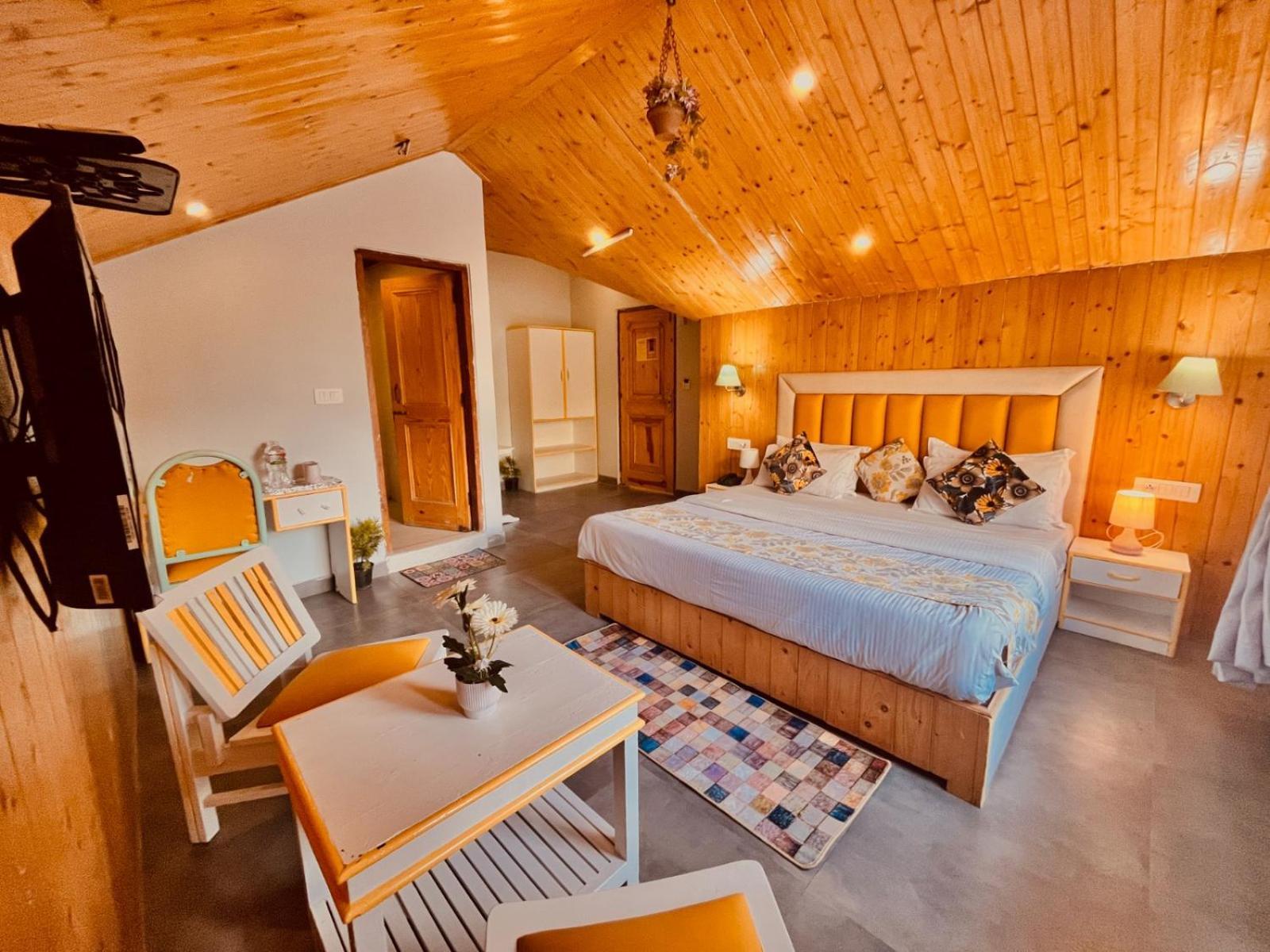 Hadimba Hill View By Hadimba Palace, Manali - Premium Room ! Family Hotel ! Parking ! Near Hadimba Temple ภายนอก รูปภาพ