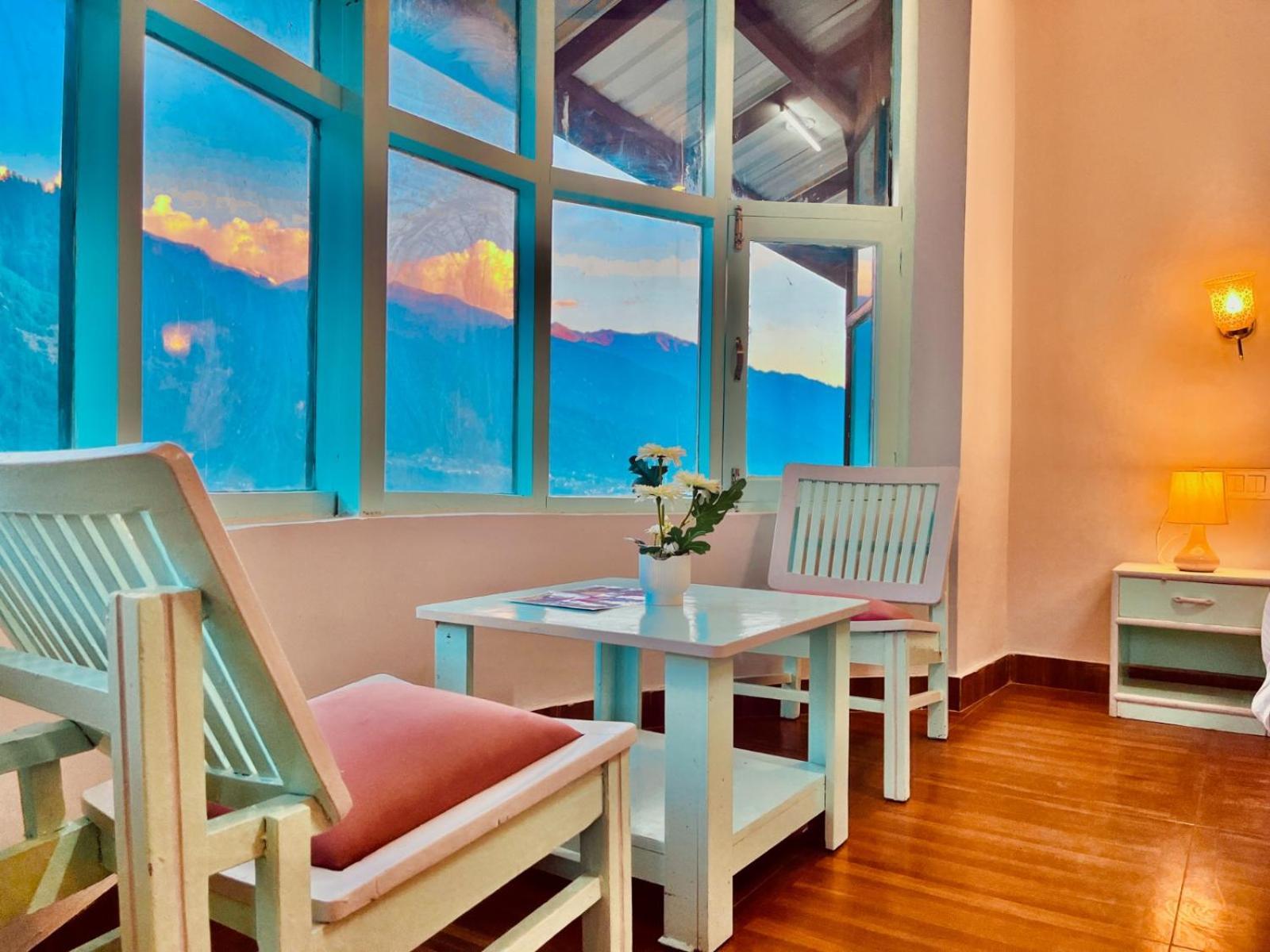 Hadimba Hill View By Hadimba Palace, Manali - Premium Room ! Family Hotel ! Parking ! Near Hadimba Temple ภายนอก รูปภาพ