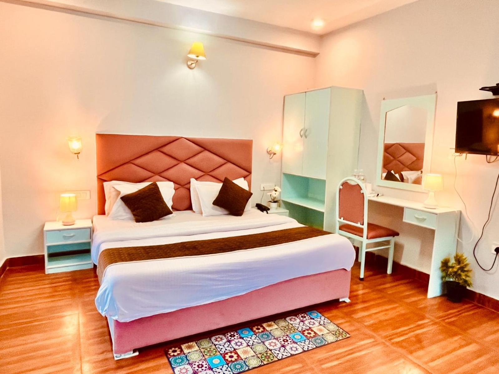 Hadimba Hill View By Hadimba Palace, Manali - Premium Room ! Family Hotel ! Parking ! Near Hadimba Temple ภายนอก รูปภาพ