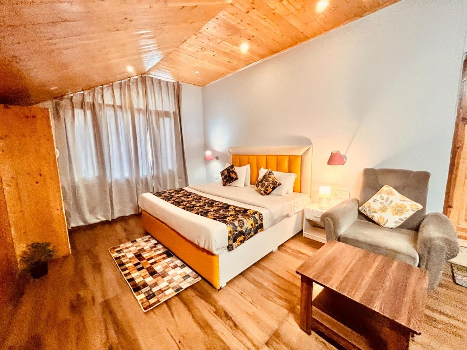 Hadimba Hill View By Hadimba Palace, Manali - Premium Room ! Family Hotel ! Parking ! Near Hadimba Temple ภายนอก รูปภาพ