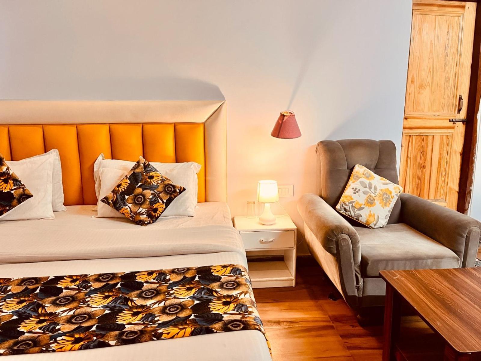Hadimba Hill View By Hadimba Palace, Manali - Premium Room ! Family Hotel ! Parking ! Near Hadimba Temple ภายนอก รูปภาพ