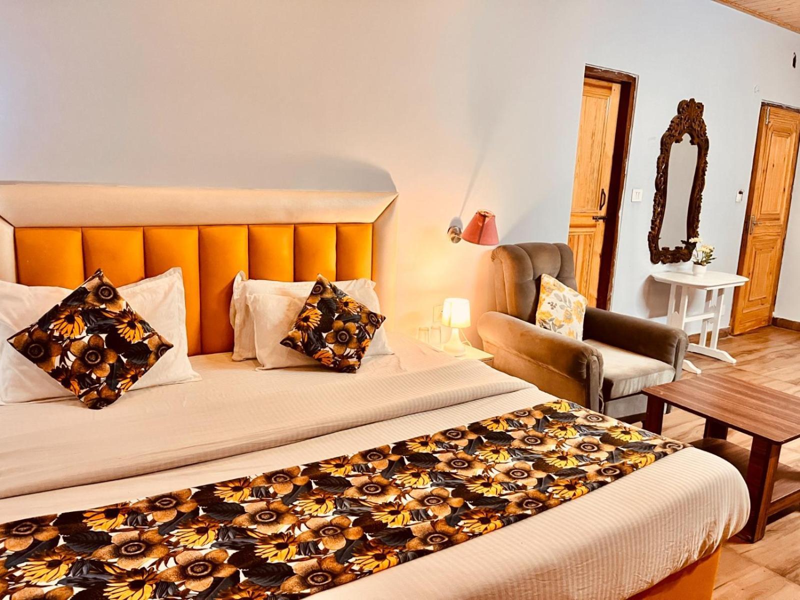 Hadimba Hill View By Hadimba Palace, Manali - Premium Room ! Family Hotel ! Parking ! Near Hadimba Temple ภายนอก รูปภาพ