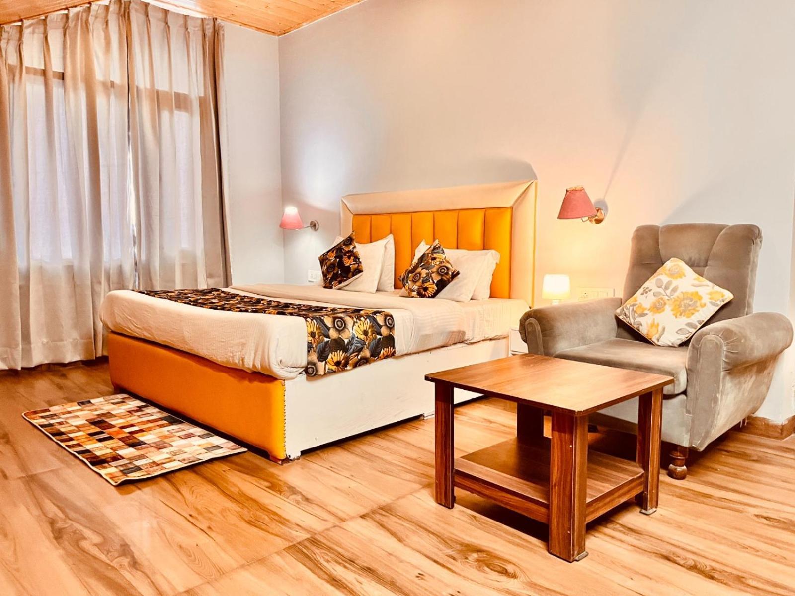 Hadimba Hill View By Hadimba Palace, Manali - Premium Room ! Family Hotel ! Parking ! Near Hadimba Temple ภายนอก รูปภาพ
