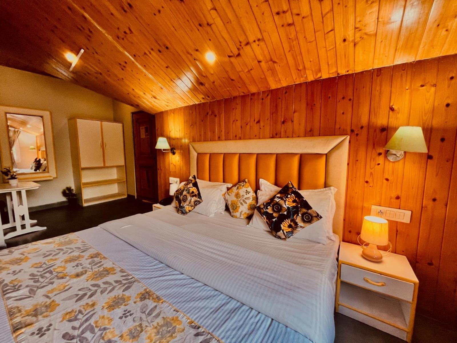 Hadimba Hill View By Hadimba Palace, Manali - Premium Room ! Family Hotel ! Parking ! Near Hadimba Temple ภายนอก รูปภาพ